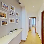 2br With Garage Parking, Walking To Centre And Stadiums Appartamento