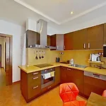 Appartamento 2br With Garage Parking, Walking To Centre And Stadiums *