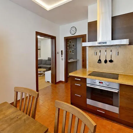 2br With Garage Parking, Walking To Centre And Stadiums *