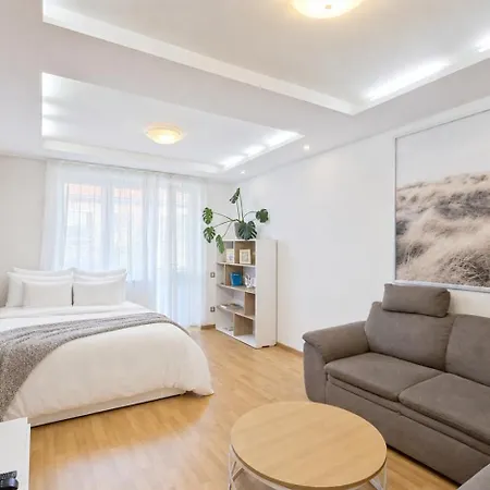 2br With Garage Parking, Walking To Centre And Stadiums Apartamento