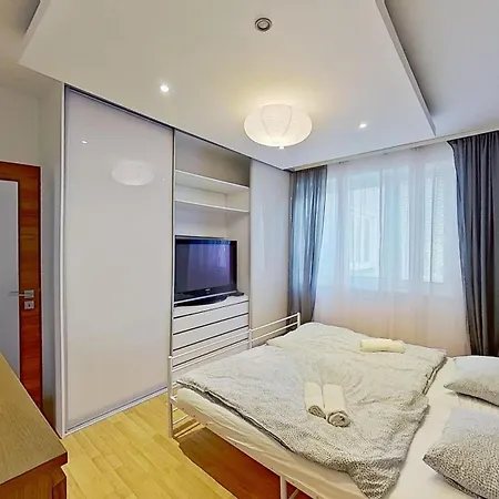 2br With Garage Parking, Walking To Centre And Stadiums Apartment Bratislava