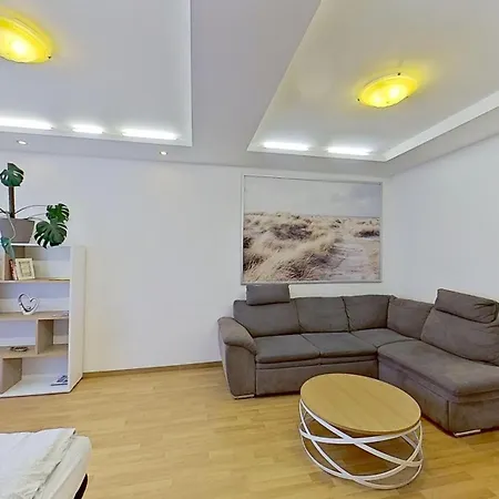 2br With Garage Parking, Walking To Centre And Stadiums Appartement