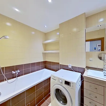 2br With Garage Parking, Walking To Centre And Stadiums *