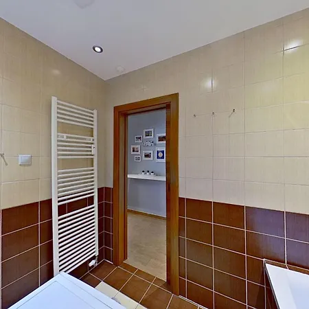 2br With Free Garage Parking, Close To The Historic Centre Appartamento Bratislava