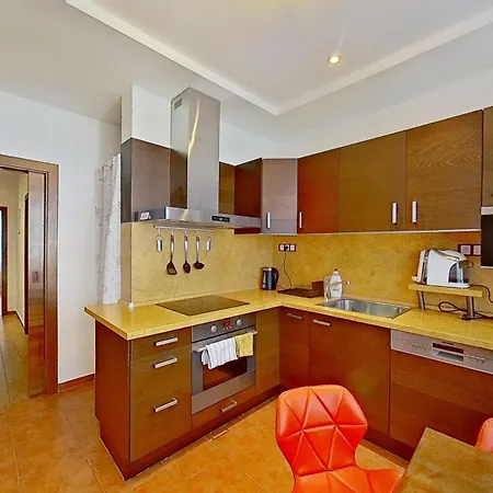 Appartement 2br With Garage Parking, Walking To Centre And Stadiums *