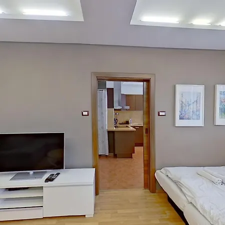 2br With Garage Parking, Walking To Centre And Stadiums Apartament