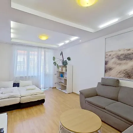 2br With Garage Parking, Walking To Centre And Stadiums Lägenhet *