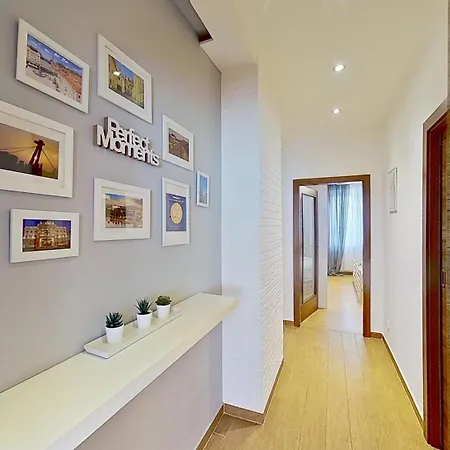 2br With Garage Parking, Walking To Centre And Stadiums Lägenhet