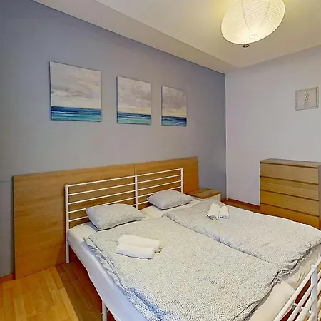 2br With Garage Parking, Walking To Centre And Stadiums *