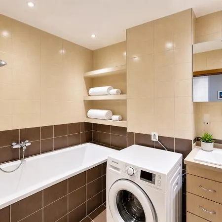 2br With Garage Parking, Walking To Centre And Stadiums