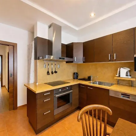 2br With Garage Parking, Walking To Centre And Stadiums