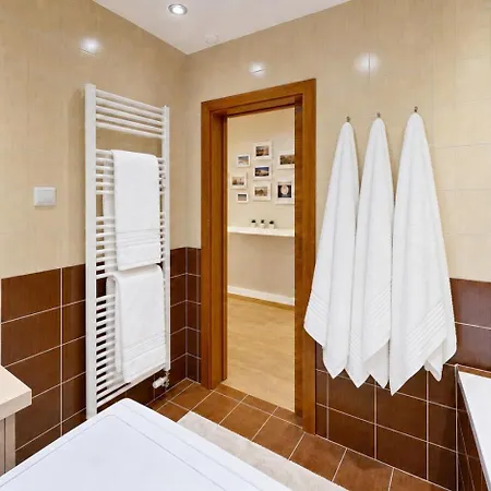 Apartment 2br With Garage Parking, Walking To Centre And Stadiums *