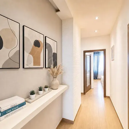 2br With Garage Parking, Walking To Centre And Stadiums Apartment Pressburg
